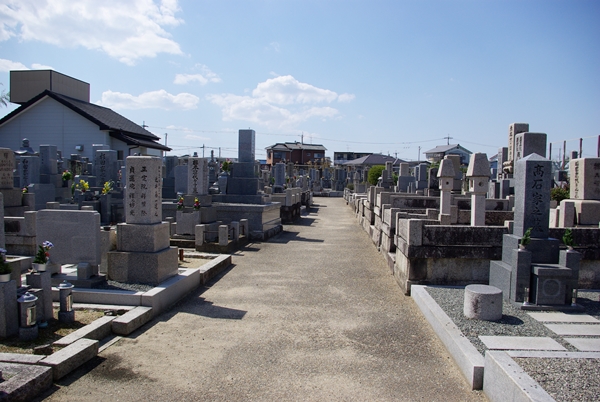 一般墓の全景、左に火葬場が見える